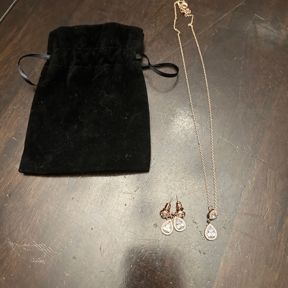 NWOT Rose Gold Matching Necklace and Earrings - Picture 6 of 6